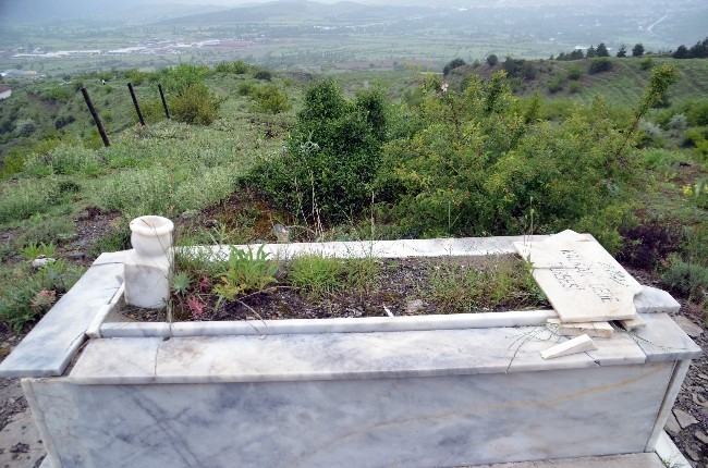 Define avcıları Türbeyi ve camiyi talan etti