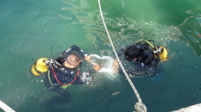  Dalgıçlar Side Limanı’nı Temizledi