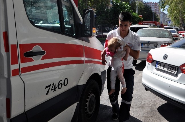 2 yaşındaki bebek asansöre sıkıştı