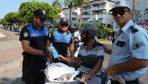 Alanya'da motosiklet sürücülerine broşürlü uyarı
