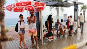 Antalya'da tatilcilere yağmur sürprizi