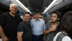Başkan Türel tramvaya binip vatandaşlarla sohbet etti