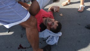 Kazazede motosikletliye ilk müdahale tatilci doktor karı-koca yaptı