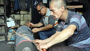 Kurbanlıklar için bıçaklar bileniyor