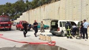 Manavgat'ta park halindeki hafif ticari araç yandı