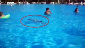 Minik Atakan, onlarca tatilcinin gözleri önünde can vermiş (videolu)