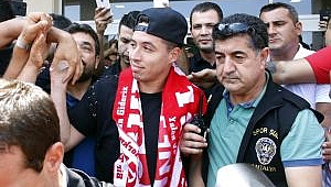 Nasri'ye coşkulu karşılama (videolu)