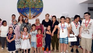 Özel çocuklar turnuvada anneleri ile satranç oynadılar