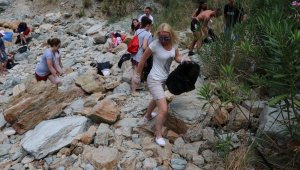 Turist kafilesi belediye işçileriyle çöp topladı