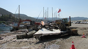 Yanan yatın enkazı çıkarıldı