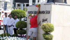 Zafer Bayramı kutlamalarında Ukraynalı ailenin Atatürk sevgisi (videolu)