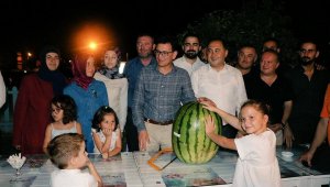 47 kilo ağırlığındaki dev karpuz testereyle kesildi