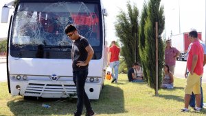 Antalya'da otel servis minibüsü devrildi: 5 yaralı