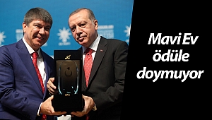 Başkan Türel ödülü Cumhurbaşkanı Erdoğan'ın elinden aldı