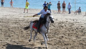 Binlerce turisti ağırlayan plaj ciritçilere kaldı (videolu)