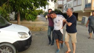 Çaldığı motosikleti çalıştıramayınca kaçtı, polislerin ikamet ettiği apartmana saklanınca yakalandı (videolu)
