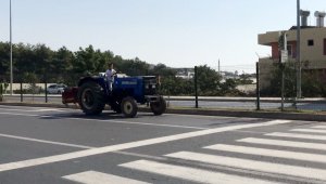 Çocuk traktör şoförü yürekleri ağza getirdi
