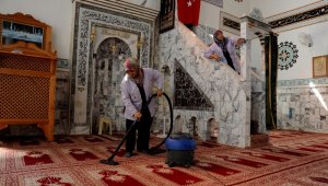Kepez'deki camilerde temizlik çalışması