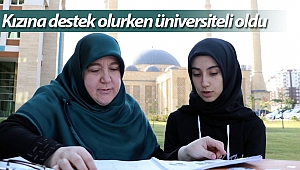Kızına destek olurken üniversiteli oldu (Videolu)