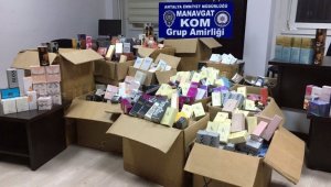 Manavgat'ta bin 552 adet gümrük kaçağı parfüm ele geçirildi