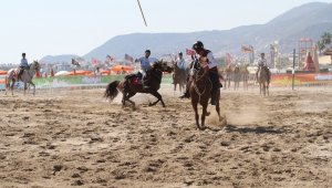Plajda atlı cirit heyecanı devam ediyor