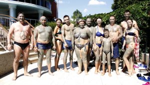 Rus turistler çamur banyosuyla stres atıyor