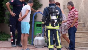 Tüp patlamasından çıkan yangını apartman görevlisi söndürdü (videolu)