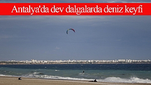 Antalya'da dev dalgalarda deniz keyfi