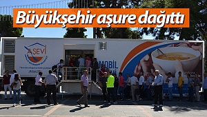 Büyükşehir aşure dağıttı