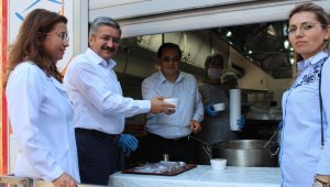 Büyükşehir Kumluca'da aşure dağıttı