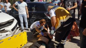 Ehliyetsiz sürücü plakasız motosiklete çarptı