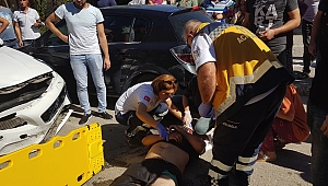 Ehliyetsiz sürücü plakasız motosiklete çarptı