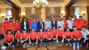 İşitme Engelliler Futbol Milli Takımı Vali'ye ziyaret etti