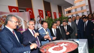 KYK'da kalan öğrencilere aşure ikram edildi