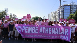Meme kanserine karşı pembe kıyafet giyip,gökyüzüne pembe balonlar saldılar (Videolu)