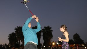 Sürpriz evlilik teklifinde yüzük drone ile gökyüzünden geldi (videolu)