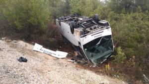 Turistleri taşıyan tur midibüsü şarampole devrildi: 20 yaralı