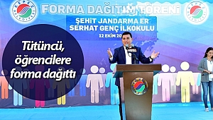 Tütüncü, öğrencilere forma dağıttı