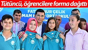 Tütüncü, öğrencilere forma dağıttı