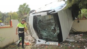 Virajı alamayan tur midibüsü duvara çarptı: 2 yaralı (videolu)