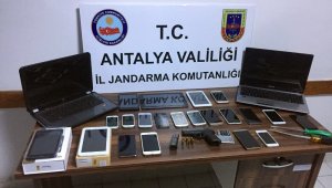 Alanya'da 22 cep telefonu çalan 3 şüpheli yakalandı