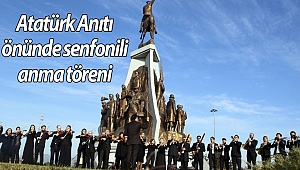 Atatürk Anıtı önünde senfonili anma töreni