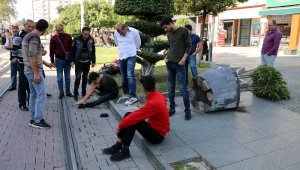 Kaza yapan genç iğneden korkunca devreye polis girdi (videolu)