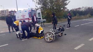 Motosiklet minibüse çarptı: 1 yaralı