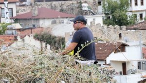 Seyir terasının köşesindeki gencin fenalaştığını gören polis, cam bariyeri aşıp genci güvenli bölgeye çekti