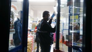Antalya'da kar maskeli, pompalı tüfekli market soygunu (VİDEOLU)