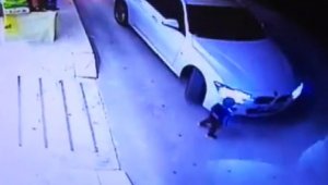 Aracın altında kalan çocuk için seferber oldular