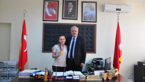 Genç kız, karate şampiyonasında aldığı ödülü, okul müdürüne hediye etti