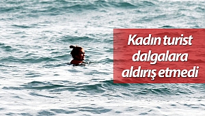 Kadın turist dalgalara aldırış etmedi (Videolu)