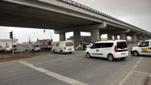 Manavgat'ta kırmızı ışıkta geçen otomobil motosiklete çarptı